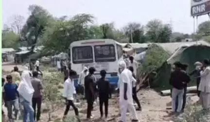 अटेली: गांव खोड़ में हरियाणा रोडवेज की बस अनियंत्रित होकर झुग्गी बस्ती में घुसी, एक व्यक्ति की टांग टूटी
