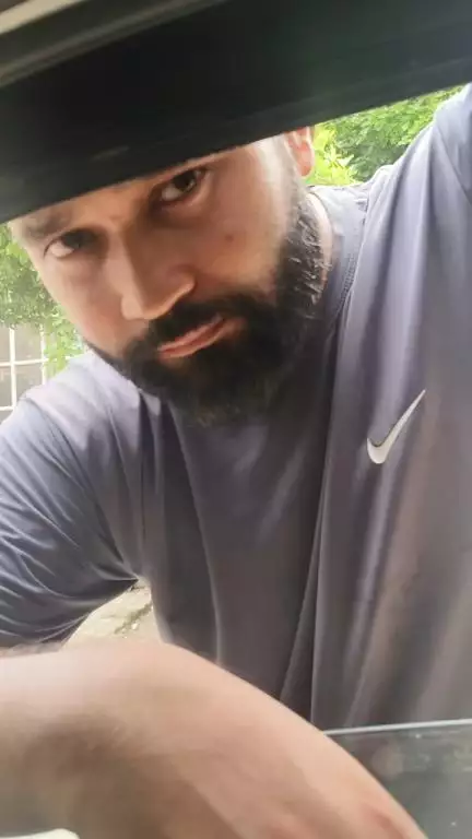 Sonu son of Kamru Din Gram Veer Kheda Bulandshahr ka Niwas Hai Sonu ashu ke passe la kr baag gaya hai