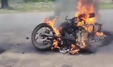 नारनौल: हाजीपुर में झगड़े के बाद बाइक को लगाई आग, हमला कर स्कूटी सवार युवक फरार