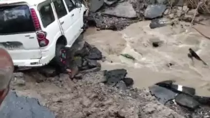 कोचाधामन: सराय के पास डीबी-50 सड़क ध्वस्त, डायवर्सन में स्कार्पियो गिरी, आवागमन बाधित