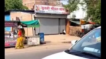 ललितपुर: शहर के स्टेशन रोड स्थित सुराही मॉडल शॉप पर शटर के नीचे से अवैध शराब बेचने का वीडियो सोशल मीडिया पर वायरल