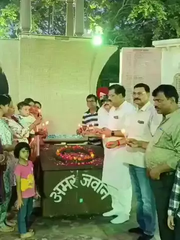 अलवर: कंपनी बाग रोड स्थित शहीद स्मारक पर अहमदाबाद में हुए विमान हादसे के मृतकों को दी गई श्रद्धांजलि