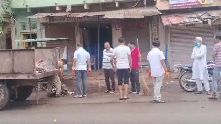 सबलगढ़: सबलगढ़ में बिगड़ती सफाई व्यवस्था को सुधारने के लिए सड़कों पर उतरे अध्यक्ष व पार्षद, चलाया झाड़ू