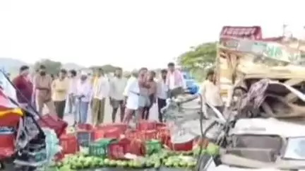 యర్రగొండపాలెం: ఎర్రగొండపాలెం సమీపంలో ఐచర్ వాహనం బొలెరో వాహనం ఢీకొని ఒకరు అక్కడికక్కడే మృతి, 15 మందికి తీవ్ర గాయాలు