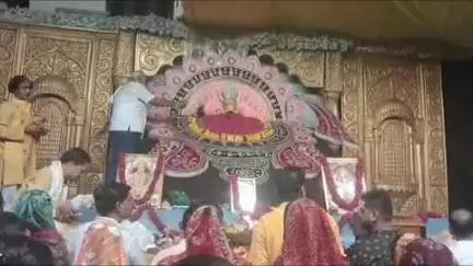 सोहागपुर: बिहारी चौक पर सजा बाबा खाटू श्याम का दरबार, बूंदाबांदी के बीच भजन सुनकर मंत्र मुग्ध हुए श्रद्धालु