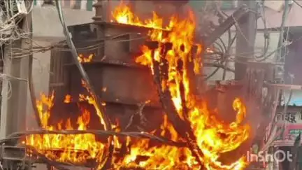 डुमरांव: डुमरांव के कलावती कांप्लेक्स के पास ट्रांसफॉर्मर में लगी आग, ट्रांसफॉर्मर जलकर खाक, 12 घंटे से बिजली गुल