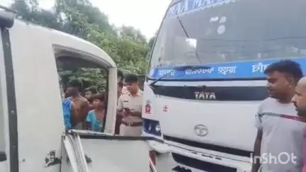 মানিকচক: বাঙালগ্রাম মোড় এলাকায় যাত্রীবাহী ম্যাজিক গাড়ির সাথে বেসরকারি বাসের মুখোমুখি সংঘর্ষ