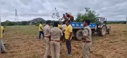 ಮೊಳಕಾಲ್ಮುರು: ಪೊಲೀಸ್ ಇಲಾಖೆ ಮತ್ತು ಅರಣ್ಯ ಇಲಾಖೆಯಿಂದ ಸೂಲೇನಹಳ್ಳಿ ಬಳಿಯ ಪೊಲೀಸ್ ನಿವೇಶನದಲ್ಲಿ 'ಗಿಡ ನೆಡುವ ಕಾರ್ಯಕ್ರಮಕ್ಕೆ ಚಾಲನೆ'