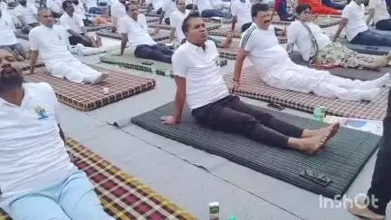 जलालाबाद: जलालाबाद क्षेत्र में बनी गंगा एक्सप्रेसवे की हवाई पट्टी पर सैकड़ों लोगों ने किया योगाभ्यास, डीएम व विधायक भी रहे उपस्थित