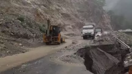 चम्पावत: टनकपुर-पिथौरागढ़ राष्ट्रीय राजमार्ग पर चल्थी के पुल के पास रोड का एक हिस्सा धंस गया