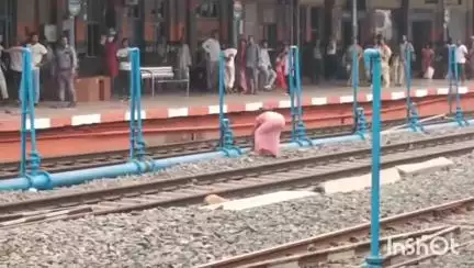 जमालपुर: जमालपुर स्टेशन पर एक वीडियो तेज़ी से हो रहा वायरल, रविवार सुबह एक मानसिक रूप से विक्षिप्त व्यक्ति...