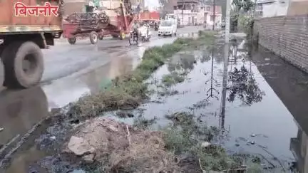 बिजनौर: बिजनौर में चक्कर रोड स्थित पराग डेरी के पास नाला निर्माण न होने के कारण गंदा पानी आबादी में घुसा #jansamasya