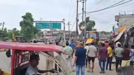 सुपौल: लोहिया नगर चौक पर प्रशासन ने जेसीबी से अतिक्रमण हटाया