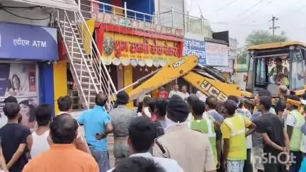 सुपौल: सुपौल में अतिक्रमणकारियों पर नगर परिषद का बुलडोजर चला, प्रशासन मुस्तैद रहा