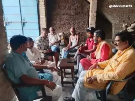 खांड़ेपुर पहुंचे किसान नेता देवस्वरूप पटेल पीड़ित परिवार से मिलकर व्यक्त की शोक संवेदना। छात्र की दुर्घटना में मौत।