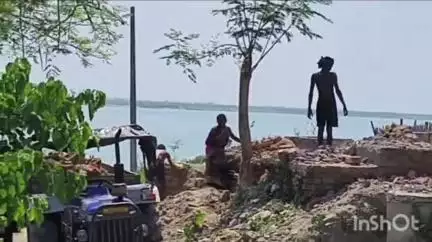 রতুয়া ১: শ্রীকান্তটোলা এলাকায় নদী ভাঙ্গনের আতঙ্কের জেরে বাড়িঘরের অবশিষ্ট অংশ ভেঙে ফেলছেন পরিবারগুলি