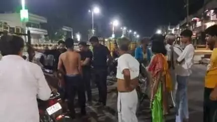 फिरोज़ाबाद: थाना उत्तर क्षेत्र में प्राइवेट ट्रामा सेंटर के पास पति-पत्नी के बीच सड़क पर हाई वोल्टेज ड्रामा, वीडियो हुआ वायरल