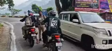 हल्द्वानी: हल्द्वानी के काठगोदाम स्थित रानीबाग के पास कैंची धाम जाने वाले दो पहिया वाहनों पर पुलिस ने लगाई रोक