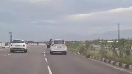 நாங்குநேரி: பானங்குளம் நான்கு வழிச்சாலையில் சொகுசு காரில் சாகசம் செய்த இருவர் கைது. சிறையில் அடைப்பு.