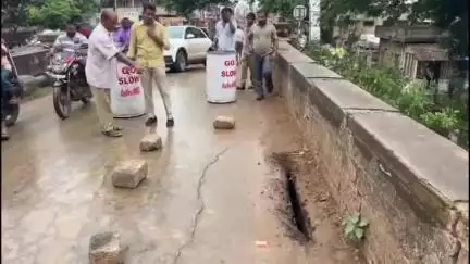 ఏలూరు కాలువపై నారాయణపురం వద్ద నిర్మించిన పురాతన వంతెన స్లాబ్ అడుగుభాగం కుంగడంతో ట్రాఫిక్ దారి మళ్ళింపు