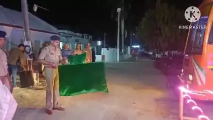 बस्ती: लखनऊ में नियुक्ति पत्र वितरण समारोह के लिए अपर पुलिस अधीक्षक बस्ती ने कई बसों को हरी झंडी दिखाकर किया रवाना