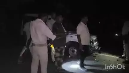 मढ़ौरा: कर्णपुरा में चोरी कर भाग रहे अपराधियों का वाहन ग्रामीणों ने किया क्षतिग्रस्त
