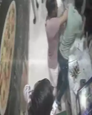 कौंच: नदीगांव रोड पर कैफे में रोल बनाने को लेकर दुकानदार और ग्राहकों के बीच हुई मारपीट, घटना CCTV में कैद