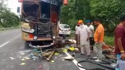 पीलीभीत: गजरौला थाना क्षेत्र में खराब मौसम के कारण ट्रक से पीछे से टकराई बस, 10 यात्रियों को आई मामूली चोट