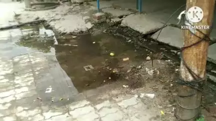 बस्ती: जिला अधिकारी रोड पर नगर पालिका द्वारा बनाई गई नालियों से ओवरफ्लो होकर बह रहा पानी लोगों को हो रही समस्या #jansamasya
