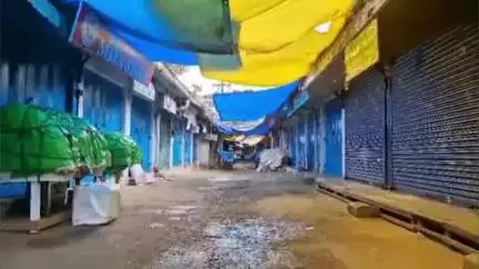 குன்னூர்: குன்னூா் மாா்க்கெட்டில் கடைகளை இடித்து புதிதாக  கட்டுவதற்கு எதிா்ப்பு தெரிவித்து வியாபாரிகள் இன்று ஞாயிற்றுக்கிழமை கடை அடைப்பு
