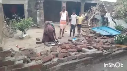 अमृतपुर: हमीरपुर परतापुर में तेज आंधी और बारिश से घरों की दीवार गिरी, बाल-बाल बचे परिजन
