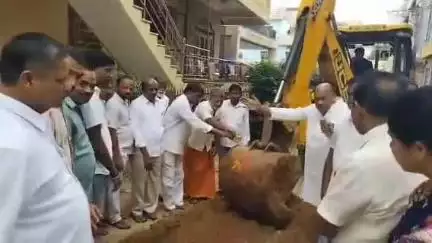 మెదక్: మున్సిపాలిటీ పరిధిలోని పదో వార్డ్ లో అభివృద్ధి పనులకు శంకుస్థాపన చేసిన కాంగ్రెస్ నాయకులు