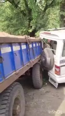 धमतरी: रामपुर वार्ड ब्रम्ह चौक में रेत से भरे ट्रैक्टर ने बोलेरो वाहन को मारी टक्कर