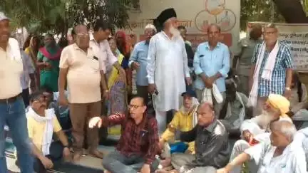 सरकार को घेरने की बनेगी नई रणनीति
-अंतिम सांस तक संघर्ष करते रहने की  चेतावनी, 117 वें दिन भी जेके मजदूरों का धरना जारी