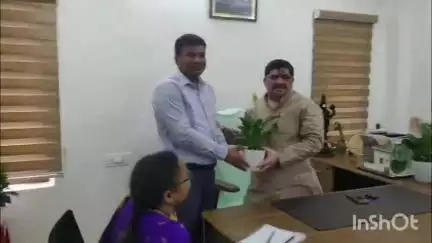 కరీంనగర్: మున్సిపల్ కమిషనర్ గా నూతనంగా బాధ్యతలు స్వీకరించిన ప్రపుల్ దేశాయ్ మంత్రి పోన్నం ప్రభాకర్ ను మర్యాద పూర్వకంగా కలిశారు