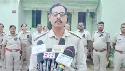 ରାୟଗଡା: ଗୁଡାରି ବନ ବିଭାଗ କାର୍ଯ୍ୟଳୟ ପରିସରରେ ବିଭିନ୍ନ ଦାବୀ ନେଇ  କଳାବ୍ୟାଜ ପରିଧାନ କରି ଫରେଷ୍ଟ ଗାର୍ଡଙ୍କ ପ୍ରତିକ୍ରିୟା