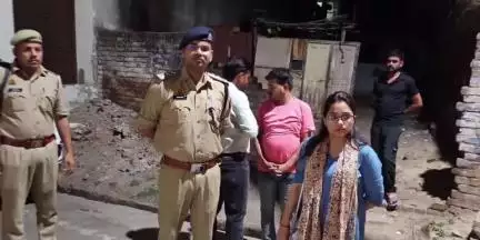 कौंच: लवली चौराहा के पास देशी शराब की दुकान पर रात्रि 10 बजे के बाद ओवररेट शराब बेचते सेल्समैन को एसडीएम और सीओ ने पकड़ा