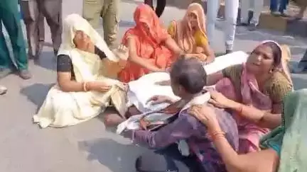 जबलपुर: माढ़ोताल के लमती गांव में बिजली के तार से करंट लगने से मजदूर की मौत, परिजनों ने शव रखकर किया चक्का जाम