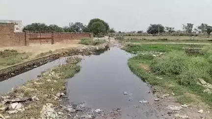 सहसवान: नगर पंचायत दहगवाँ में अजीजपुर मार्ग टूटी सड़क और जलभराव सें रहागीर होते परेशान, कोई संज्ञान नहीं #jansamasya