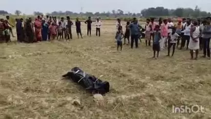 जलालपुर: मझूई नदी के किनारे सेहरी गांव के पास खून से लथपथ हालत में मिला अज्ञात युवक का शव, सूचना पाकर पहुंची पुलिस