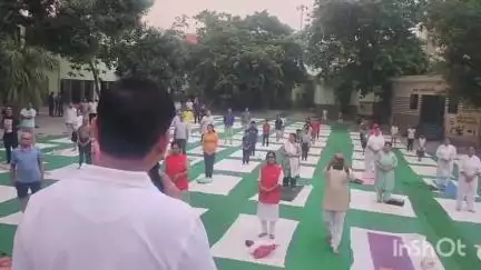 संभल: केला देवी और शंकर कॉलेज में योगाचार्य ने कराए सभी लोगों को योग के आसन, 11वें अंतर्राष्ट्रीय योग दिवस सप्ताह का आयोजन
