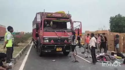 एटा: छछेना के पास गाजियाबाद से मैनपुरी जाते समय बिजली के मीटर से भरी कैंटर पलटी, कोई हताहत नहीं हुआ