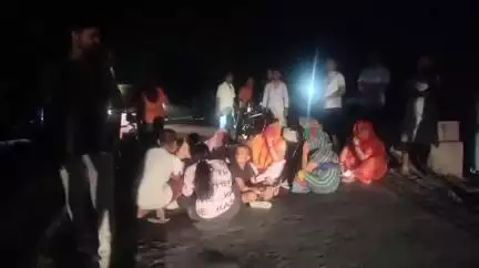 तिर्वा: जगतापुर गांव में 6 दिन से लाइट न आने से परेशान महिलाओं ने थाने के सामने किया प्रदर्शन