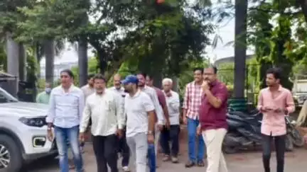 शहरातील जोशी उद्यान समोर सिमेंट रस्ते कामांची आमदार संदीप क्षीरसागर यांच्याकडून पाहनी