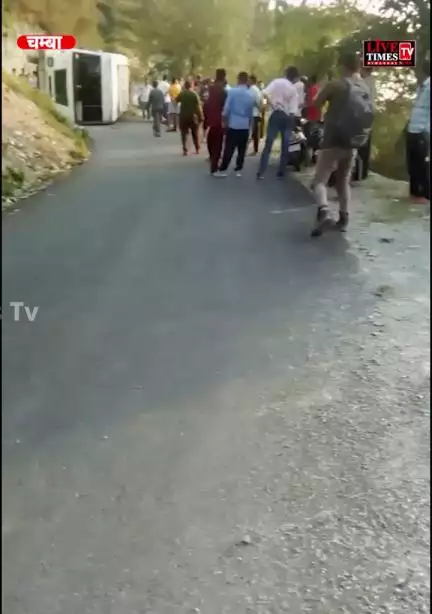 चम्बा: चकलू के समीप सड़क पर पलटी बस, 2 मुसाफिर हुए घायल, अन्य 11 सुरक्षित