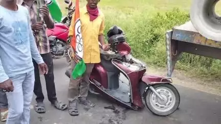 আউশগ্রাম ২: আউশগ্রামের যমুনাদিঘীর কাছে দুর্ঘটনার কবলে পড়লো তৃণমূলের বাইক মিছিলের গাড়ি, ঘটনাস্থলে পুলিশ