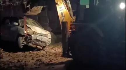 फरेंदा: कुशहा गांव के पास गूगल मैप ने फिर दिया धोखा, कार 40 फीट गड्ढे में गिरी अधूरे बाईपास पर