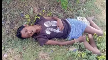 পুরুলিয়া ২: পোদনাড়া এলাকায় বরাকর রোডের ধারে পড়ে থাকা অসুস্থ ব্যক্তিকে উদ্ধার করে হাসপাতালে নিয়ে গেলেন সিভিক ভলেন্টিয়ার্সরা