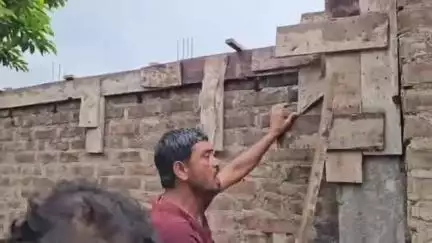 স্বরূপনগর: খরদোসিং এলাকায় ইরিগেশন দপ্তরের অধিগ্রহণ করা জমিতে অবৈধ নির্মাণ ভেঙে আটকে দিল গ্রামবাসী #jansamasya
