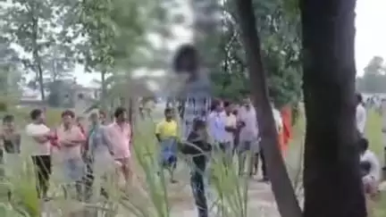 पडरौना: कुशीनगर कोटवा कला में संदिग्ध हालात में पेड़ से लटकता मिला युवक का शव, इलाके में मचा हड़कंप, पुलिस कार्रवाई में जुटी